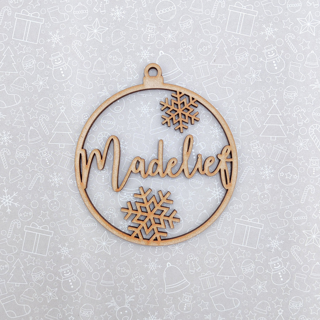 Set van gepersonaliseerde houten kerst ornamenten met namen voor de kerstboom.