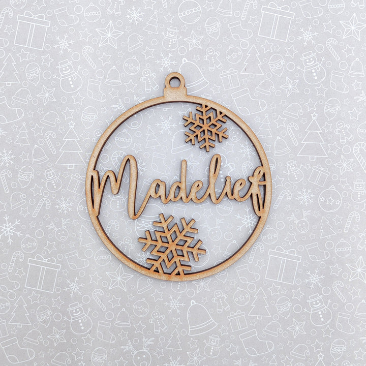 Set van gepersonaliseerde houten kerst ornamenten met namen voor de kerstboom.