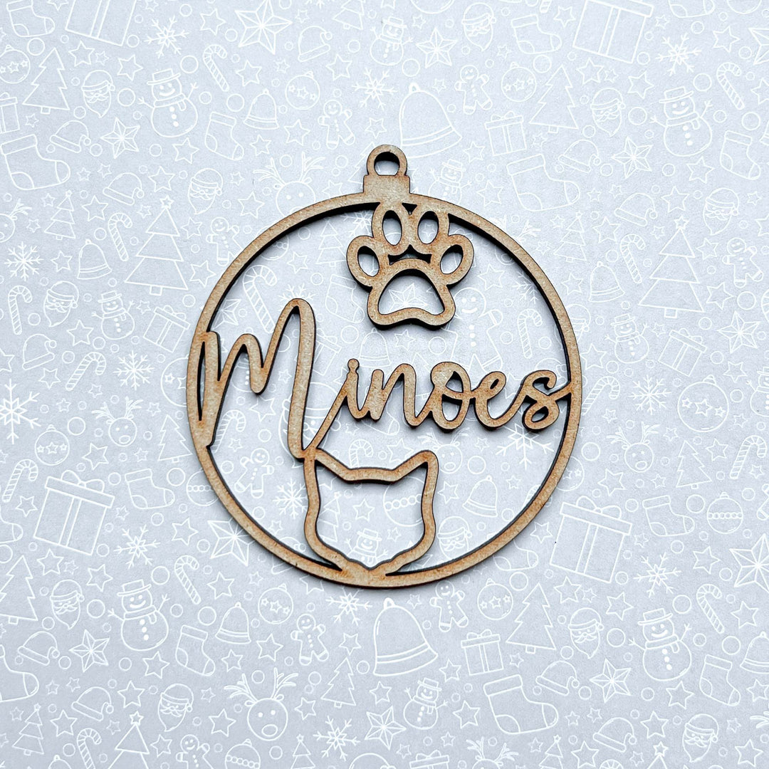 Stijlvol houten sneeuwvlok ornament, gepersonaliseerd met naam, voor kerstdecoratie.