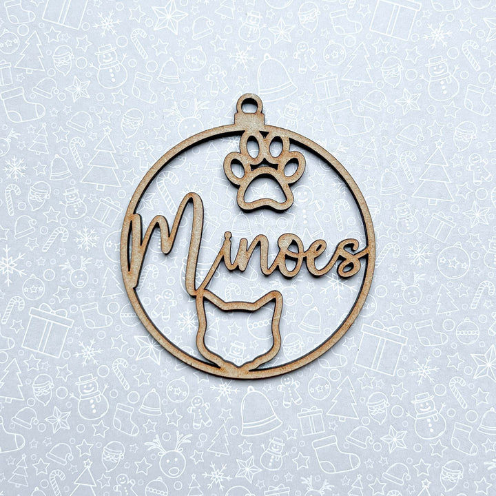 Stijlvol houten sneeuwvlok ornament, gepersonaliseerd met naam, voor kerstdecoratie.