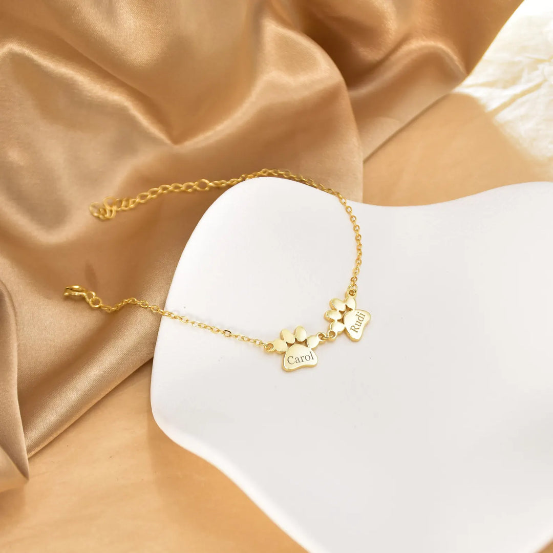 Gepersonaliseerd huisdier armbandje met gravure van dierenpootjes. Perfect cadeau voor elke dierenliefhebber.