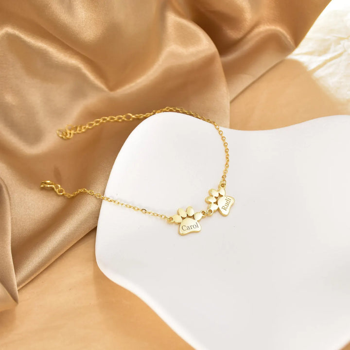 Gepersonaliseerd huisdier armbandje met gravure van dierenpootjes. Perfect cadeau voor elke dierenliefhebber.