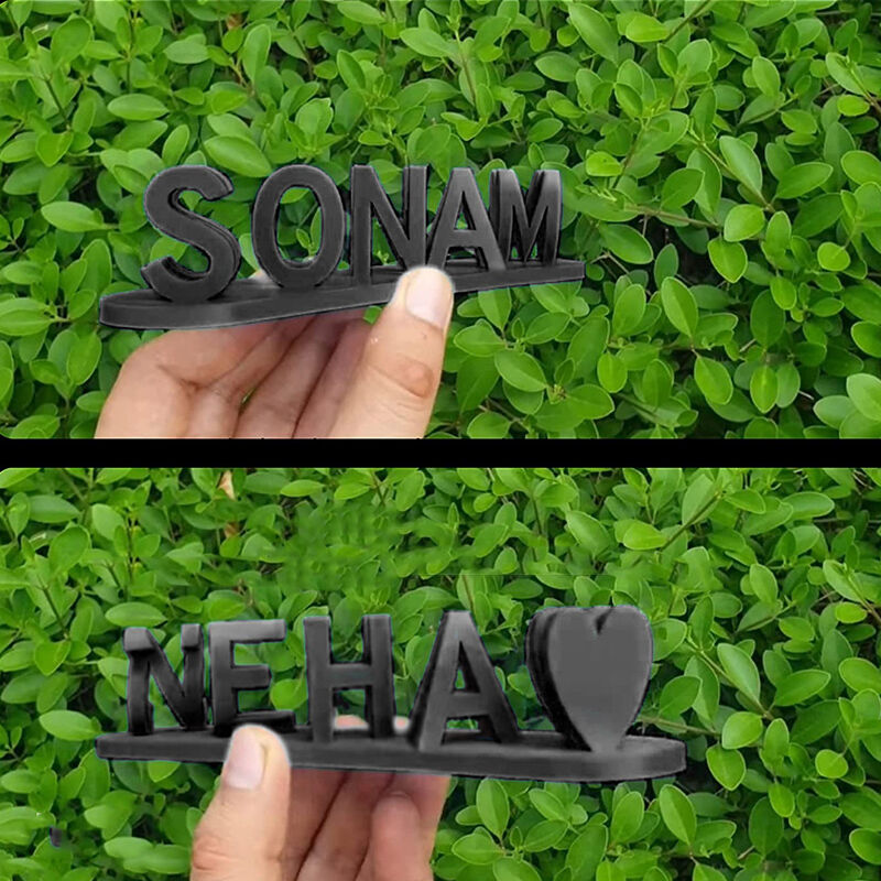 Detailopname van een gepersonaliseerd naamplaatje met duidelijk leesbare, kunstig geïntegreerde twee namen.