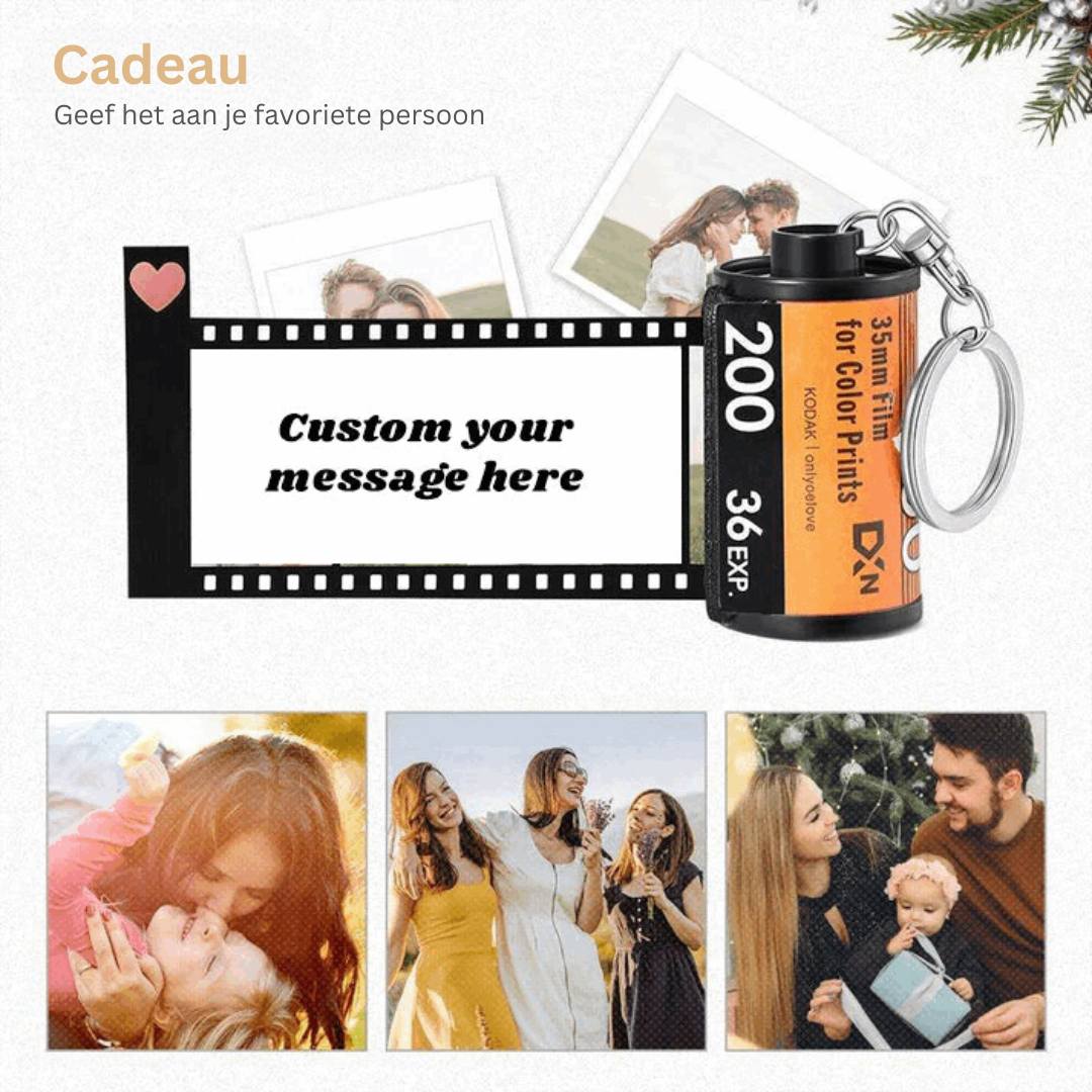 Hand houdt gepersonaliseerde filmrol sleutelhanger vast, klaar om cadeau te geven of als sieraad te dragen.
