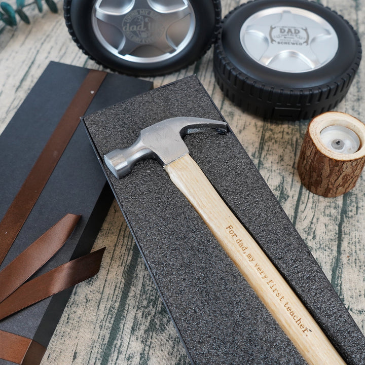 Liefdevol vaderdagcadeau: gepersonaliseerde hamer en meetlint set, perfect voor familie.