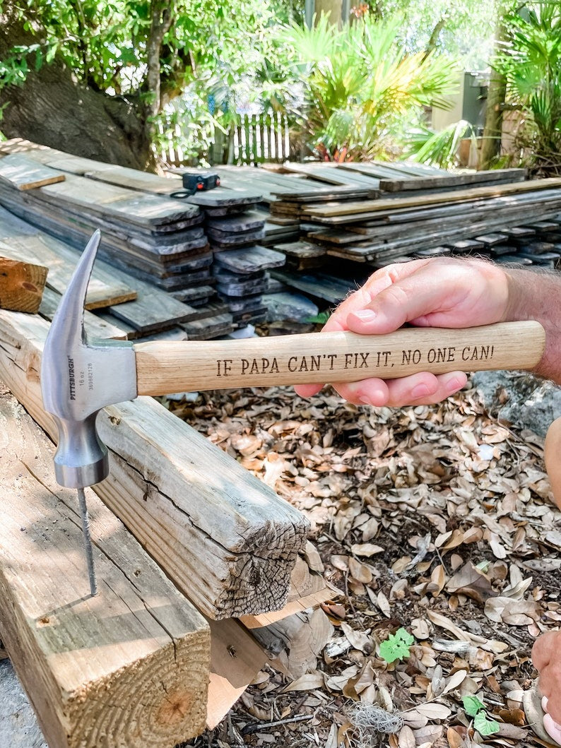 Essentiële klusgereedschap set: gepersonaliseerde hamer en meetlint, klaar voor elk project.