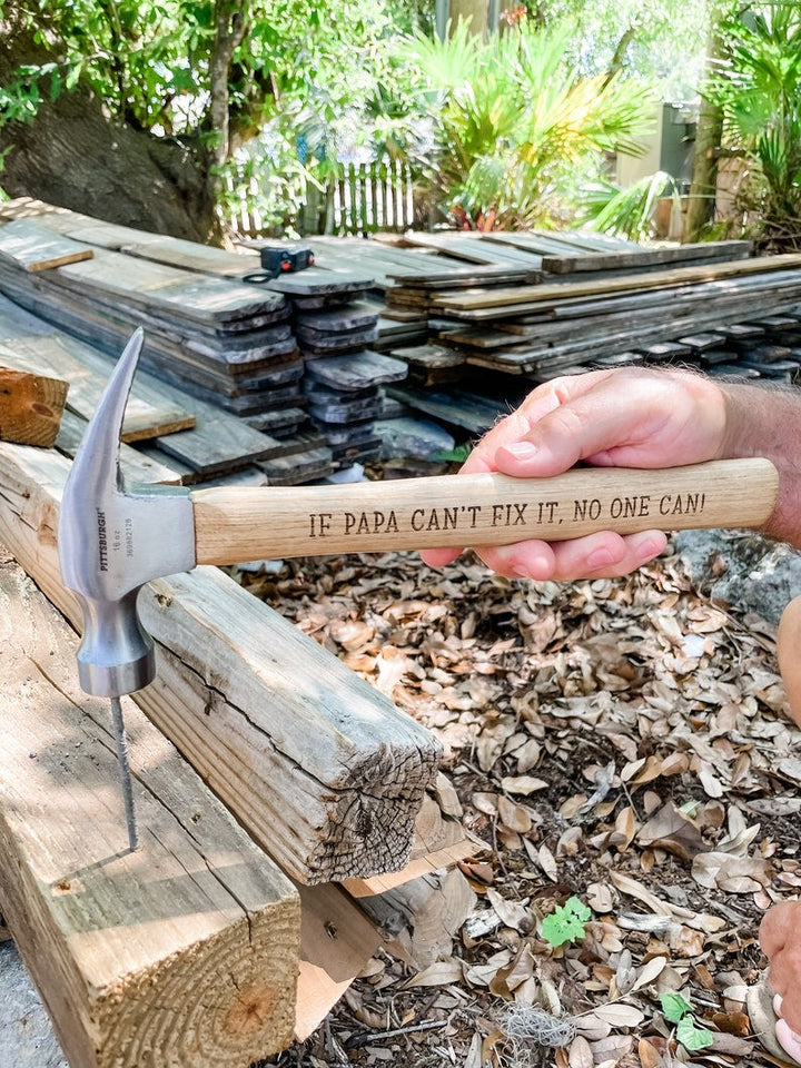 Essentiële klusgereedschap set: gepersonaliseerde hamer en meetlint, klaar voor elk project.