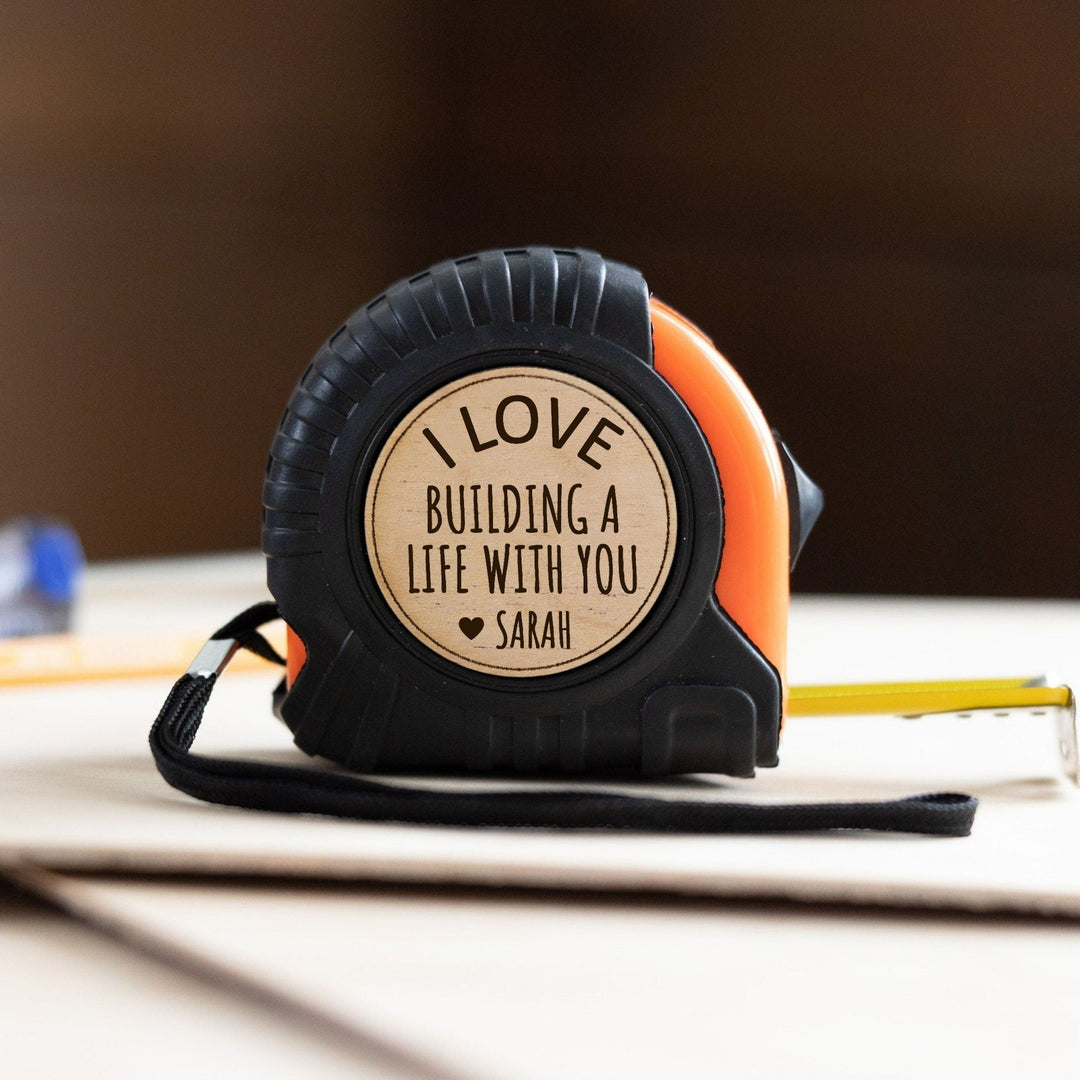 Vader klust met gepersonaliseerde hamer, duurzaam handgereedschap voor elk DIY-project.