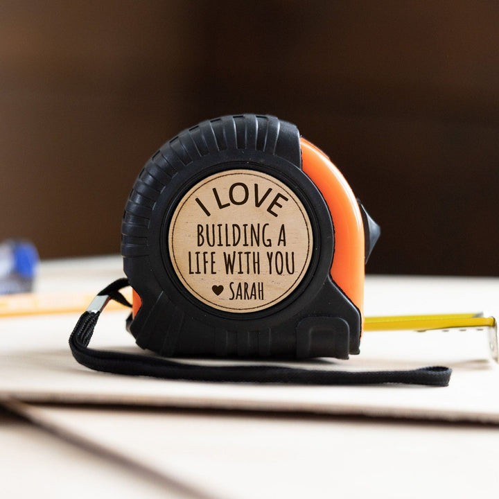 Vader klust met gepersonaliseerde hamer, duurzaam handgereedschap voor elk DIY-project.
