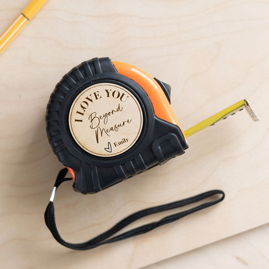 Klusser meet met gepersonaliseerd meetlint, essentieel DIY-gereedschap voor nauwkeurig werk.