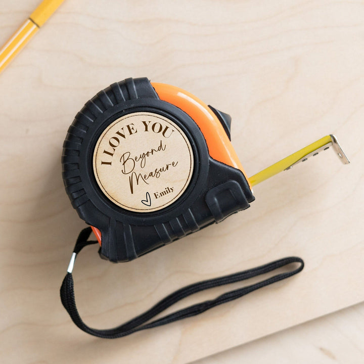 Klusser meet met gepersonaliseerd meetlint, essentieel DIY-gereedschap voor nauwkeurig werk.