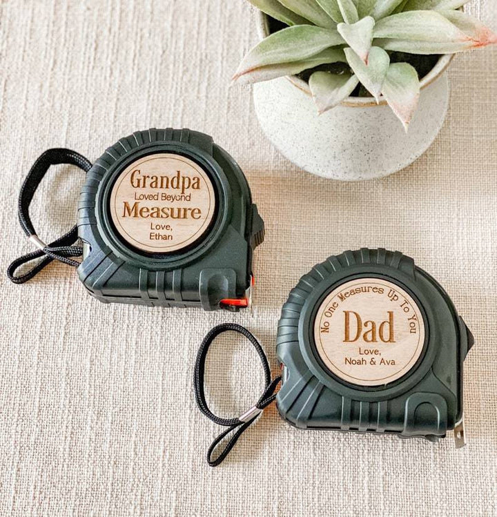 Hoogwaardig gepersonaliseerd gereedschap: hamer en meetlint, ideaal geschenk voor vaders.