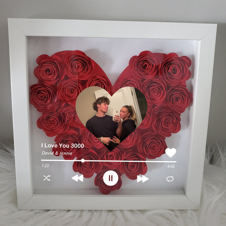 Liefdevol jubileumcadeau: gepersonaliseerde fotolijst schaduwdoos. Ideaal voor herinneringen & romantiek.