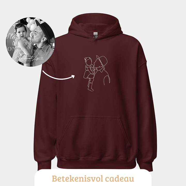 Model draagt een gepersonaliseerde hoodie, met uniek ontwerp op de borst; perfecte heren- of dameskleding.