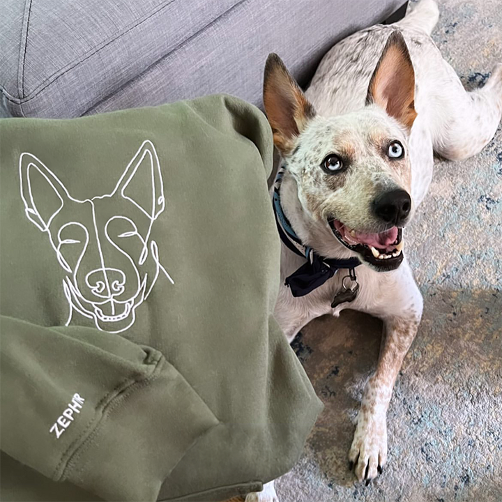 Achterkant van een gepersonaliseerde hoodie, toont custom ontwerp; comfortabel sweatshirt voor elke stijl.