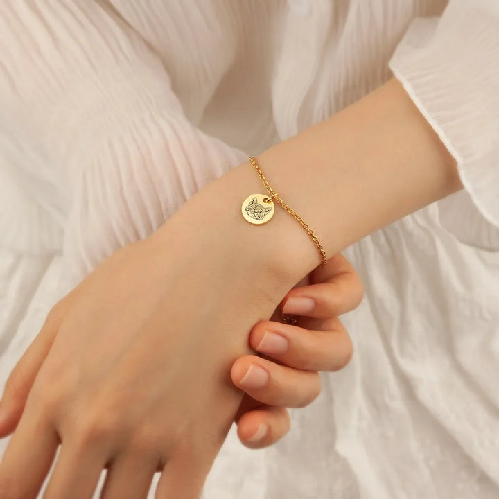 Close-up van gouden huisdier armband met gepersonaliseerde foto, een dierbaar sieraad en blijvende herinnering.
