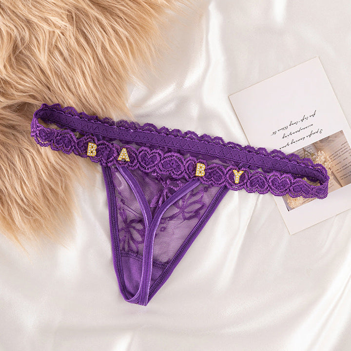 Romantisch cadeau: intieme kanten slip met naam in kristalletters voor haar.