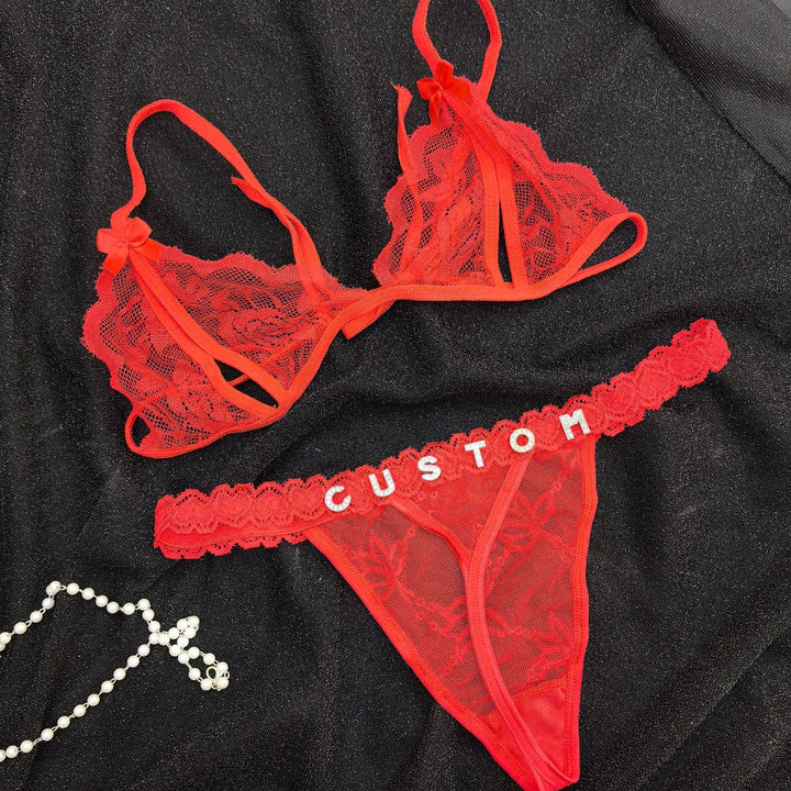 Trendy kanten ondergoed: een gepersonaliseerde slip met naam en kristallen details.
