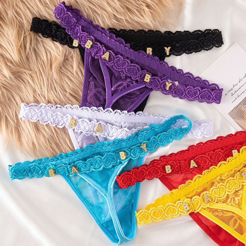Close-up van kanten dames ondergoed met fonkelende kristalletters, gepersonaliseerd met naam.