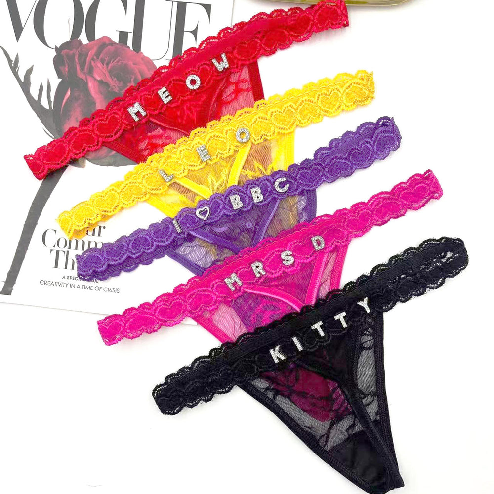 Zwarte kanten dames slip met persoonlijke naam. Stijlvolle en sexy intieme kleding.