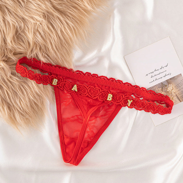 Luxe dames lingerie: zwarte kanten slip met delicate afwerking en naam.
