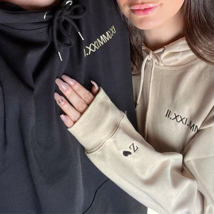 Gepersonaliseerde koppel hoodie met geborduurde Romeinse cijfer datum, perfect voor geliefden.