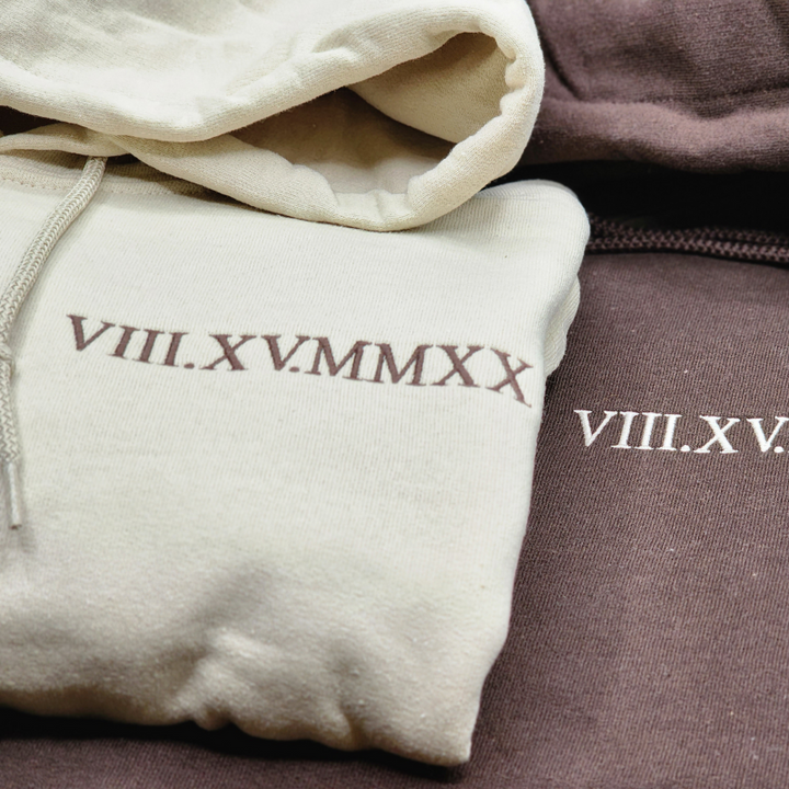 Models dragen gepersonaliseerde hoodies met bijpassende Romeinse cijfer datum, koppelstijl.