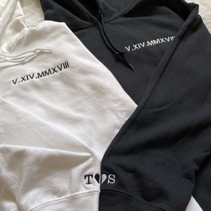 Comfortabele sweatshirt met custom Romeinse cijfer datum borduurwerk, een speciaal gebaar.