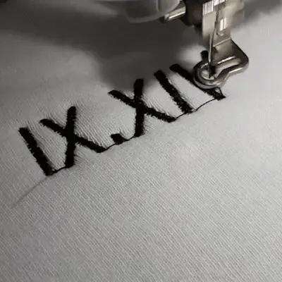 Gepersonaliseerde kleding set voor koppels: T-shirts met geborduurde Romeinse cijfers en datum.