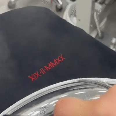 Romantisch cadeau: gepersonaliseerd T-shirt met jullie belangrijke datum in Romeinse cijfers.