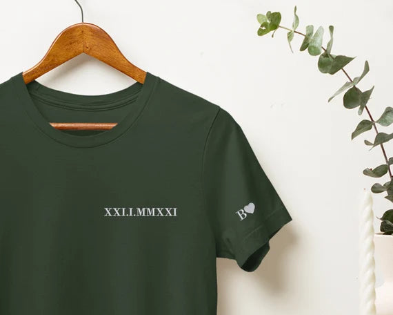 Stijlvolle hoodies met geborduurde Romeinse cijfer datum. Perfect voor koppels die willen matchen.