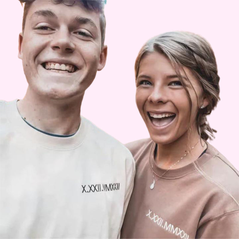 Stijlvol sweatshirt voor koppels met unieke geborduurde datum in Romeinse cijfers. Ideaal cadeau.