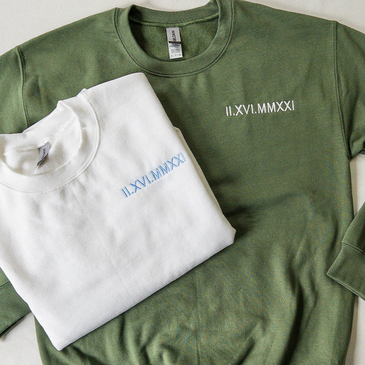 Close-up van geborduurde Romeinse cijfers op gepersonaliseerde koppel kleding, hoge kwaliteit.