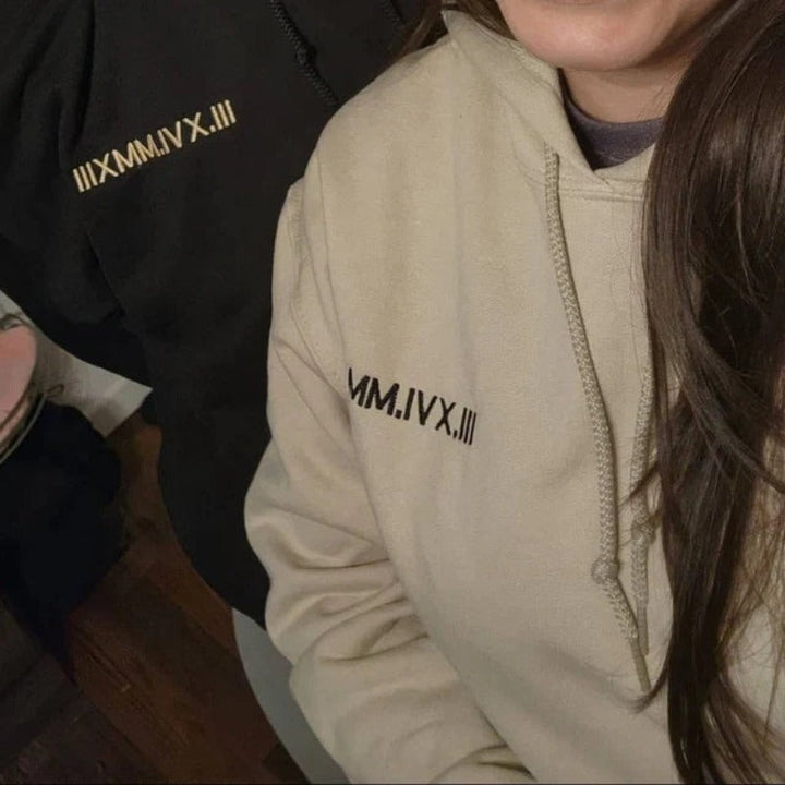 Hoodie voor hem en haar met subtiel geborduurde Romeinse cijfer datum, uniek koppel cadeau.