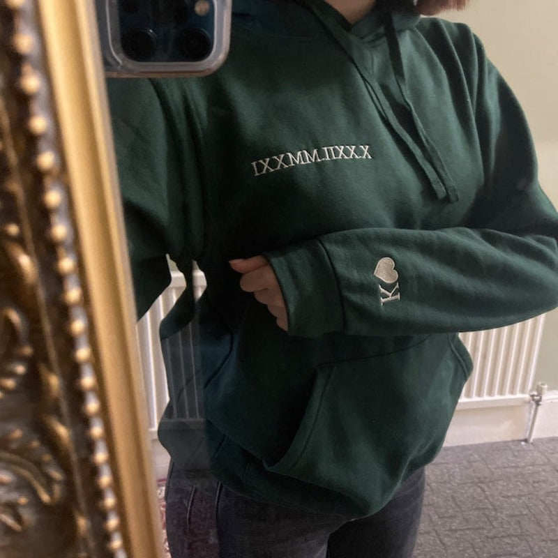 Gepersonaliseerde koppel kleding met een liefdesdatum in Romeinse cijfers, perfect voor jubileum.