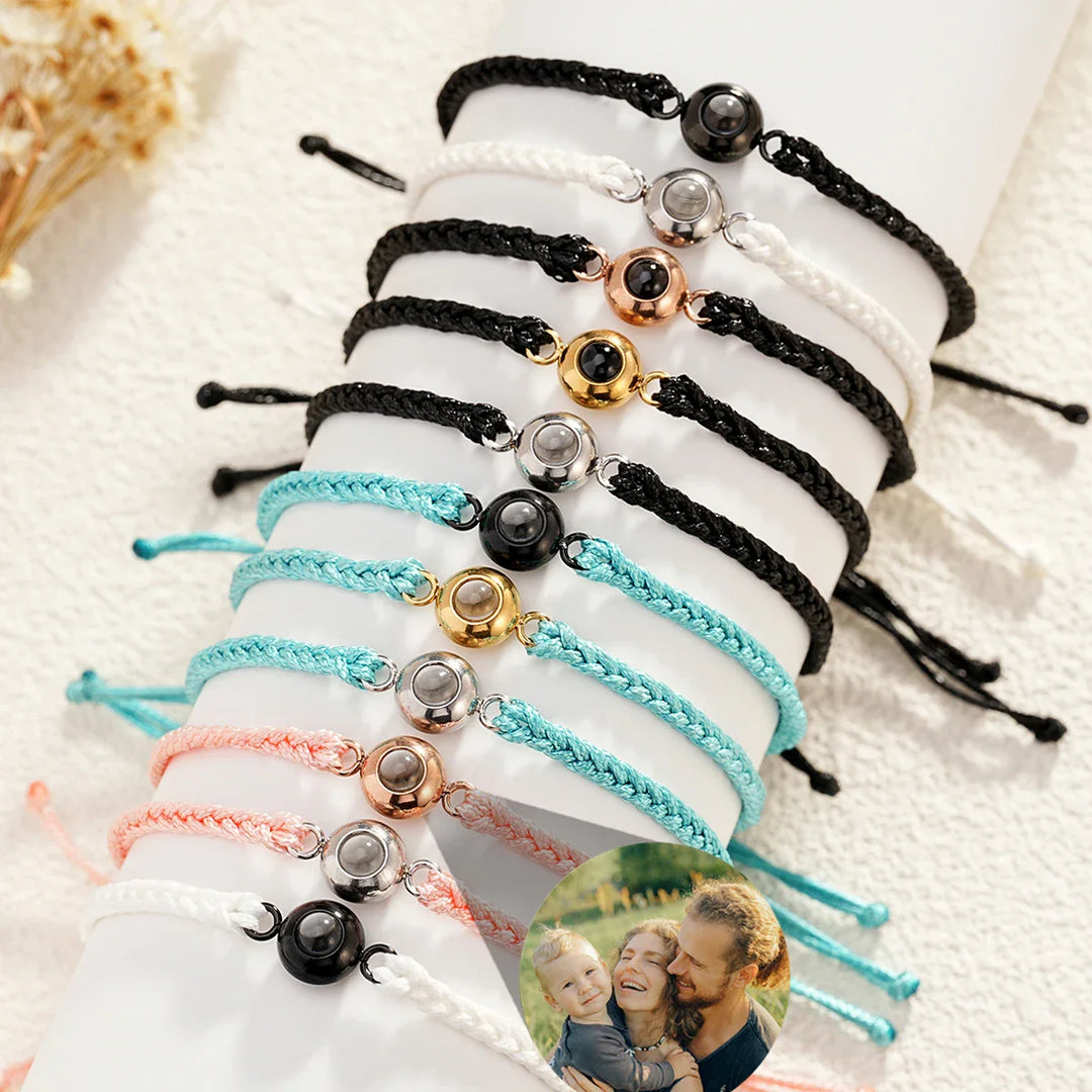 Gepersonaliseerde MemoryView projectiearmband met dierbare foto, ideaal geschenk voor speciale herinneringen.