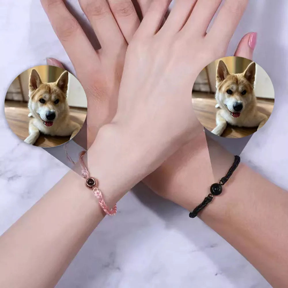 Unieke projectiearmband toont verborgen foto via licht, een tastbaar sieraad voor liefde en vriendschap.
