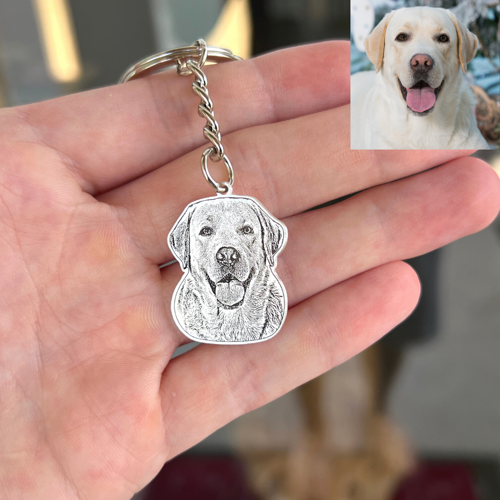 Zilverkleurige roestvrij stalen sleutelhanger met gravure en foto van hond. Ideaal cadeau voor dierenliefhebbers.