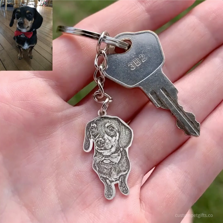 Goudkleurige sleutelhanger, gepersonaliseerd met dierbare foto van kat. Een elegant aandenken aan je huisdier.