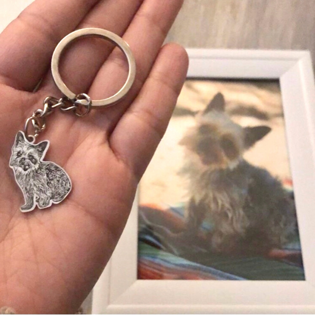 Diverse sleutelhangers: zilver, goud en roségoud. Allemaal gepersonaliseerd met een foto van een geliefd huisdier.