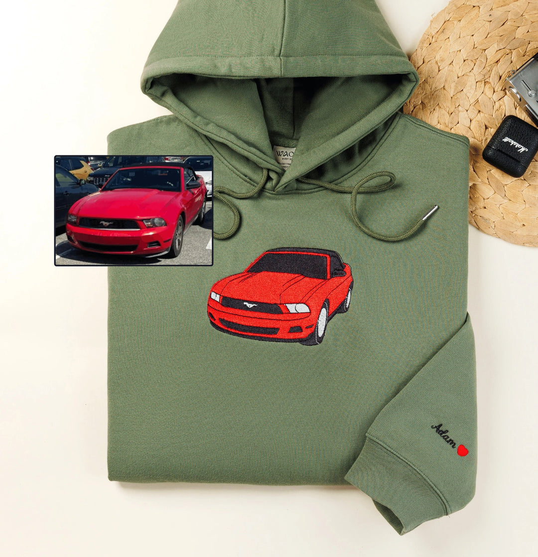 Zwarte unisex hoodie met custom geborduurd autodesign. Comfortabele kleding voor elke autoliefhebber.