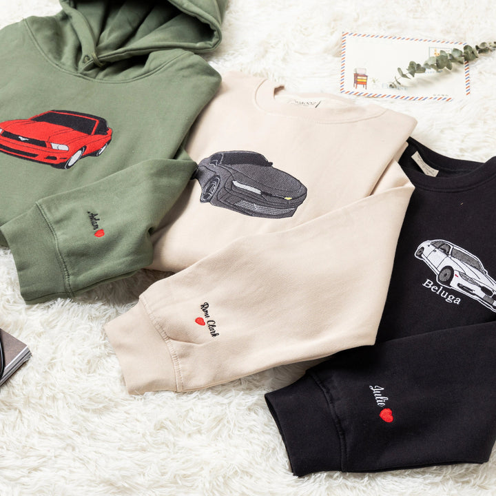 Hoogwaardige geborduurde hoodie met gepersonaliseerd auto design. Comfortabele en stijlvolle unisex kleding.