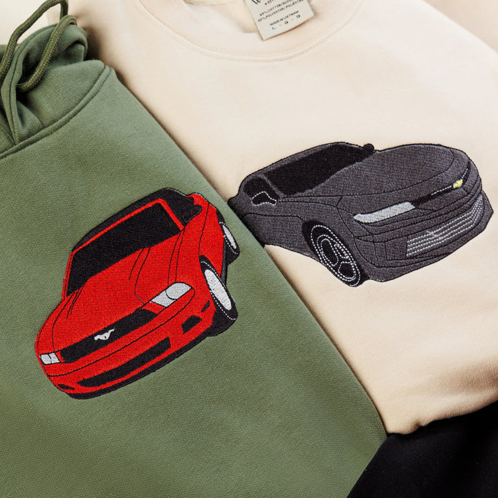 Modieuze unisex hoodie met jouw eigen auto geborduurd. Perfecte gepersonaliseerde autoliefhebber kleding.