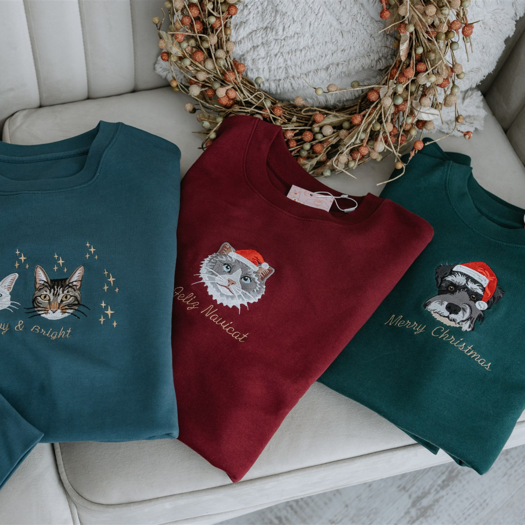 Gepersonaliseerde unisex kersttrui met geborduurd huisdierportret. Ideaal kerstcadeau voor dierenliefhebbers.