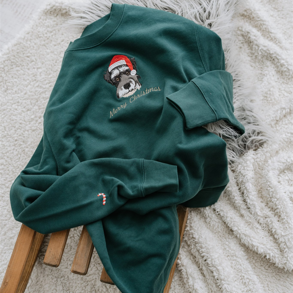 Warme, comfortabele unisex sweatshirt met uniek gepersonaliseerd borduurwerk van uw geliefde huisdier.