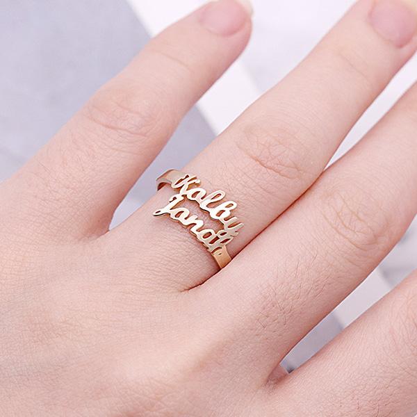 Gepersonaliseerde unisex naamring van roestvrij staal. Stijlvol sieraad voor hem en haar.