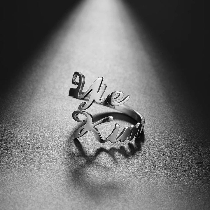 Gepersonaliseerde ring: draag de namen van je liefsten altijd dichtbij. Een dierbaar sieraad en perfect cadeau.