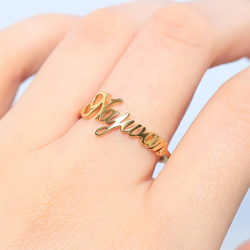 Gouden naamring met gravure voor hem en haar. Een uniek en persoonlijk sieraad cadeau voor speciale momenten.