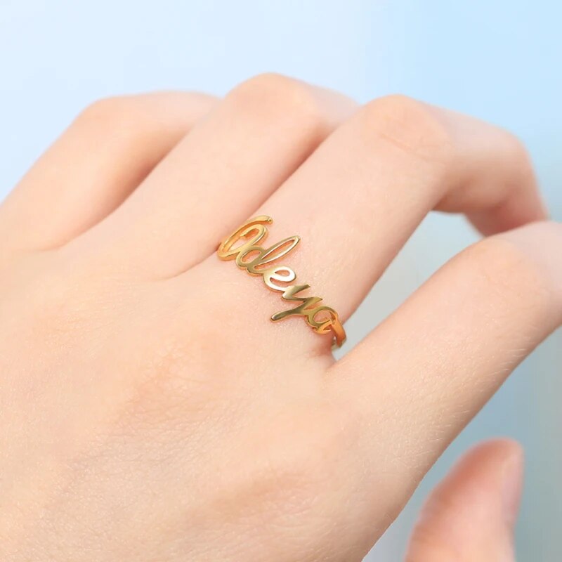 Zilverkleurige gepersonaliseerde naamring, een elegant sieraad om je geliefden altijd dichtbij te dragen.