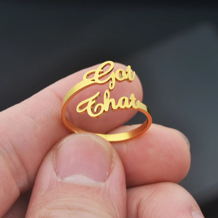 Naamring als uniek cadeau voor verjaardag of jubileum. Beschikbaar in goud, zilver, roségoud en RVS.